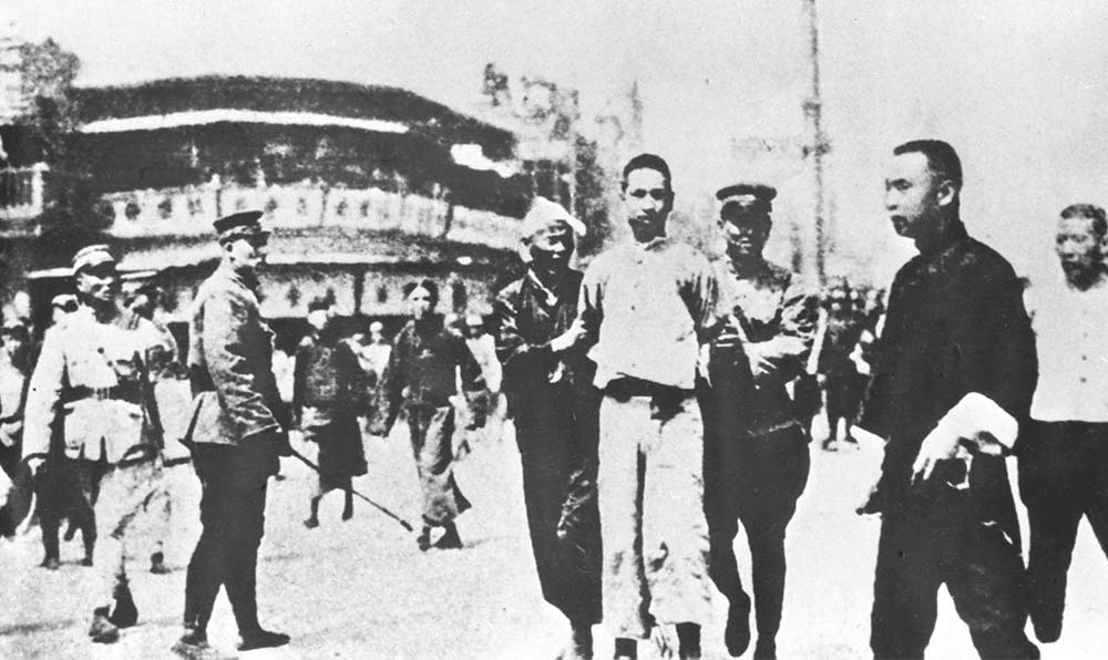1927年4月12日 “四?一二”反革命政變，國民黨反動派捕殺大批共產(chǎn)黨員和工人、學(xué)生、群眾