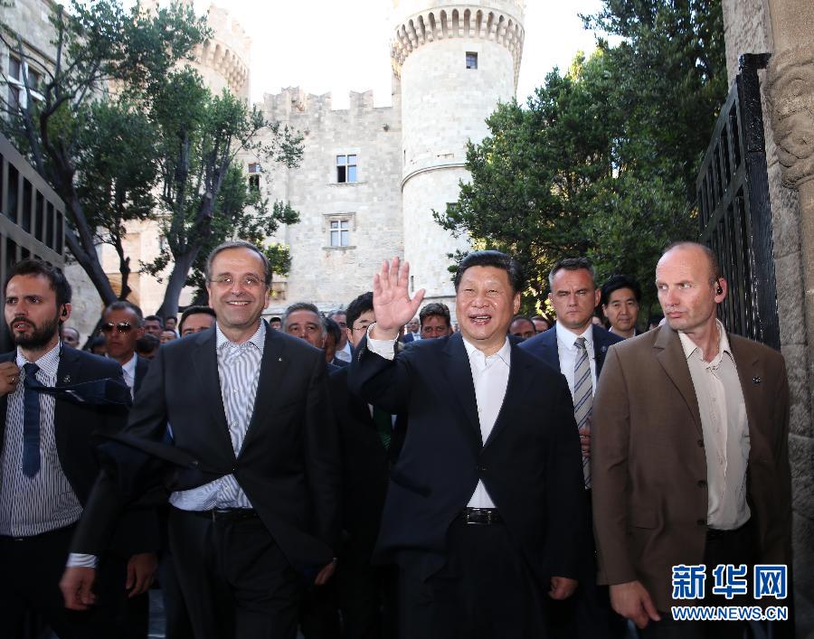 7月13日，國(guó)家主席習(xí)近平在希臘羅德島會(huì)見(jiàn)希臘總理薩馬拉斯。 新華社記者蘭紅光攝 