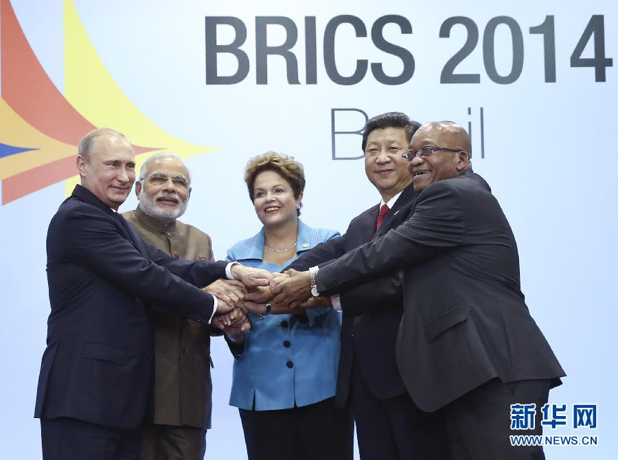 7月15日，國家主席習近平在巴西福塔萊薩出席金磚國家領導人第六次會晤。這是金磚國家領導人集體合影。 新華社記者蘭紅光攝 