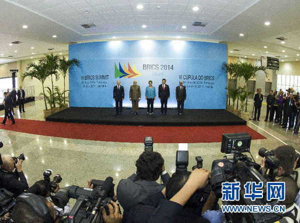 7月15日，國家主席習近平在巴西福塔萊薩出席金磚國家領導人第六次會晤。這是金磚國家領導人集體合影。 新華社記者王曄攝