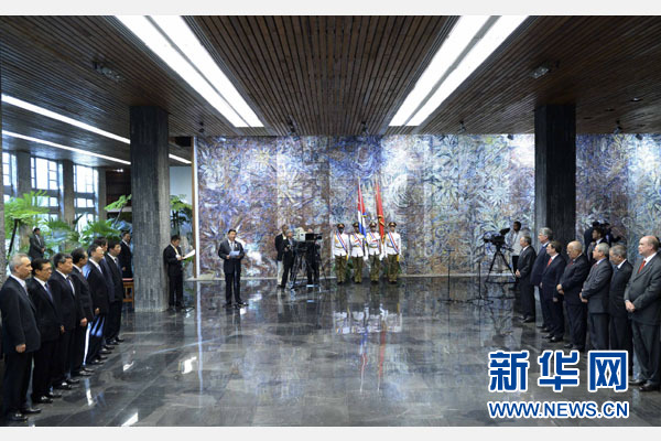 當(dāng)?shù)貢r(shí)間7月22日，國家主席習(xí)近平在哈瓦那接受古巴政府授予的“何塞·馬蒂”勛章。古巴國務(wù)委員會(huì)主席兼部長會(huì)議主席勞爾·卡斯特羅為習(xí)近平佩戴勛章。新華社記者馬占成攝