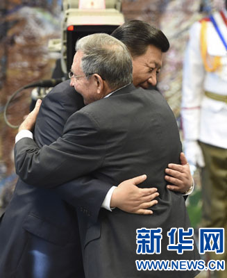 當(dāng)?shù)貢r(shí)間7月22日，國家主席習(xí)近平在哈瓦那接受古巴政府授予的“何塞·馬蒂”勛章。古巴國務(wù)委員會(huì)主席兼部長會(huì)議主席勞爾·卡斯特羅為習(xí)近平佩戴勛章。新華社記者馬占成攝