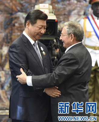 當(dāng)?shù)貢r(shí)間7月22日，國家主席習(xí)近平在哈瓦那接受古巴政府授予的“何塞·馬蒂”勛章。古巴國務(wù)委員會(huì)主席兼部長會(huì)議主席勞爾·卡斯特羅為習(xí)近平佩戴勛章。新華社記者馬占成攝