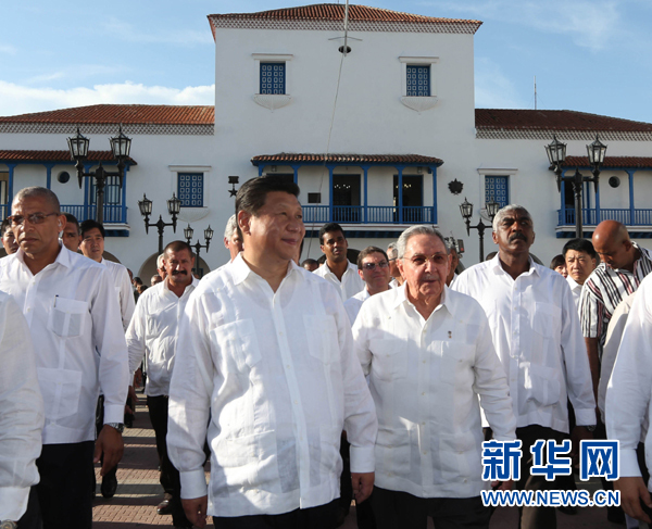 當地時間7月23日，國家主席習近平在古巴國務委員會主席兼部長會議主席勞爾·卡斯特羅全程陪同下，訪問古巴第二大城市、被稱為“英雄城”的圣地亞哥。這是習近平和勞爾參觀圣地亞哥市政府。新華社記者蘭紅光 攝