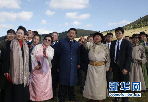 8月22日，國家主席習近平在蒙古國總統(tǒng)額勒貝格道爾吉陪同下前往烏蘭巴托市郊觀看那達慕。這是習近平和夫人彭麗媛同額勒貝格道爾吉夫婦觀看表演。新華社記者 鞠鵬 攝