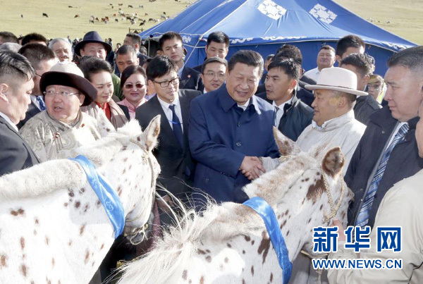 8月22日，國家主席習近平在蒙古國總統(tǒng)額勒貝格道爾吉陪同下前往烏蘭巴托市郊觀看那達慕。額勒貝格道爾吉向習近平夫婦贈送兩匹蒙古馬。習近平為兩匹馬分別取名阿爾泰和克魯倫，寓意中蒙兩國山水相連、睦鄰友好。新華社記者 鞠鵬 攝