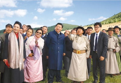 　　八月二十二日，國家主席習近平在蒙古國總統額勒貝格道爾吉陪同下前往烏蘭巴托市郊觀看那達慕。這是習近平和夫人彭麗媛同額勒貝格道爾吉夫婦觀看表演。新華社記者　鞠鵬攝