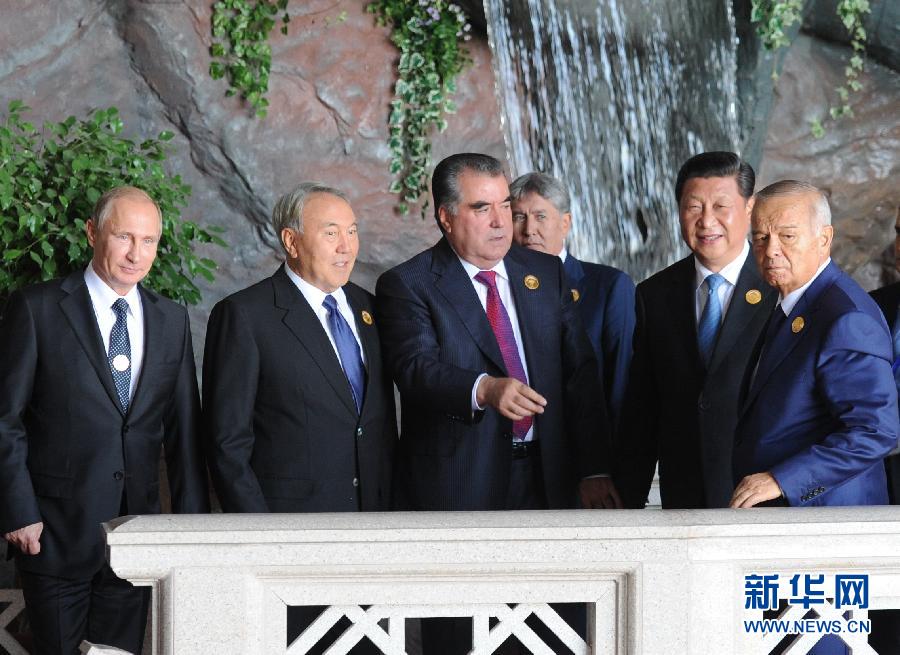 9月12日，上海合作組織成員國元首理事會第十四次會議在塔吉克斯坦首都杜尚別舉行。國家主席習近平出席會議并發表重要講話。這是習近平同其他成員國元首親切交談。新華社記者謝環馳攝 