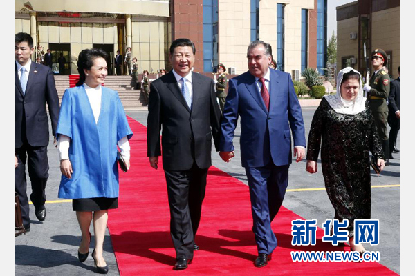 9月14日，國家主席習近平結束對塔吉克斯坦的國事訪問，乘坐專機離開杜尚別。拉赫蒙總統夫婦專程到機場為習近平和夫人彭麗媛送行。新華社記者 鞠鵬 攝 
