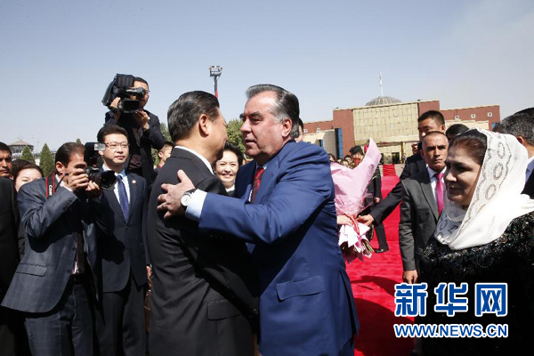 9月14日，國家主席習近平結束對塔吉克斯坦的國事訪問，乘坐專機離開杜尚別。拉赫蒙總統夫婦專程到機場為習近平和夫人彭麗媛送行。新華社記者 鞠鵬 攝 