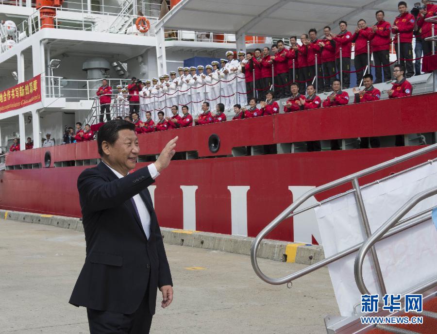 11月18日，正在澳大利亞塔斯馬尼亞州首府霍巴特訪問的中國國家主席習近平在澳大利亞總理阿博特陪同下參觀南極科考項目并慰問兩國科考人員。這是習近平在霍巴特港看望正在這里補給的“雪龍”號全體科考人員。新華社記者李學仁攝 