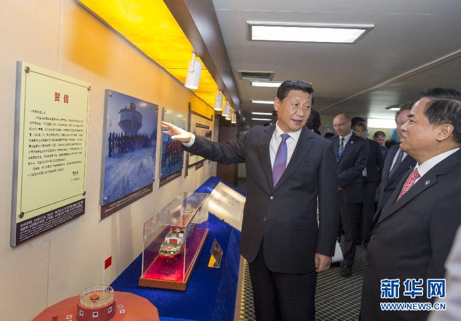 這是習近平參觀中國極地考察30周年圖片展。新華社記者李學仁攝 