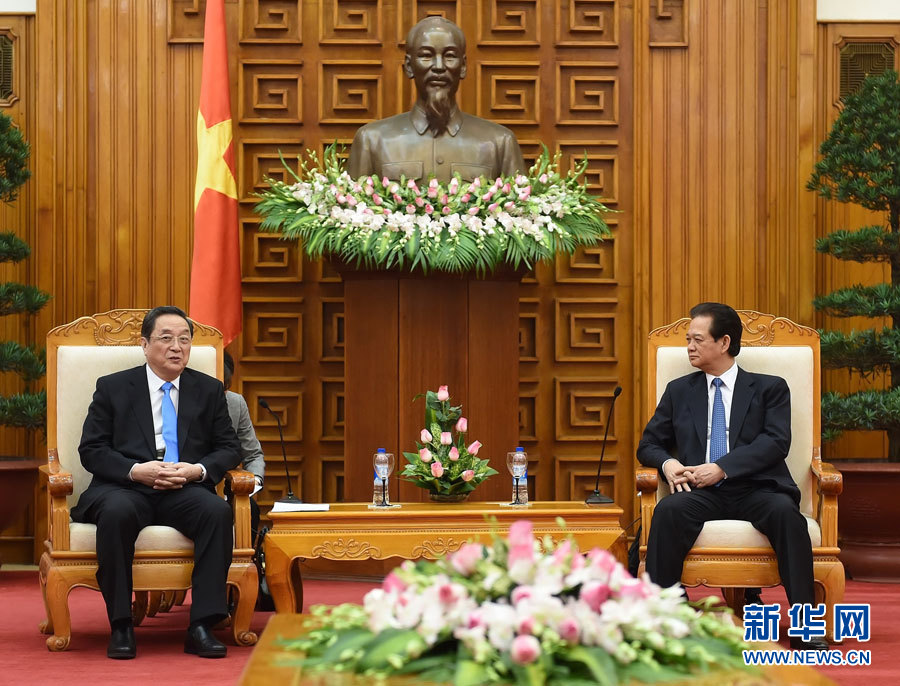 12月25日至27日，中共中央政治局常委、全國政協主席俞正聲對越南進行正式訪問。這是12月26日，俞正聲在河內會見越南政府總理阮晉勇。 新華社記者劉建生攝