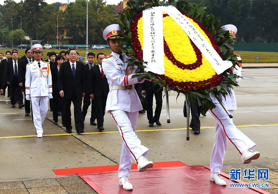 12月25日至27日，中共中央政治局常委、全國政協主席俞正聲對越南進行正式訪問。 這是12月27日，俞正聲在河內瞻仰胡志明主席陵。新華社記者劉建生攝