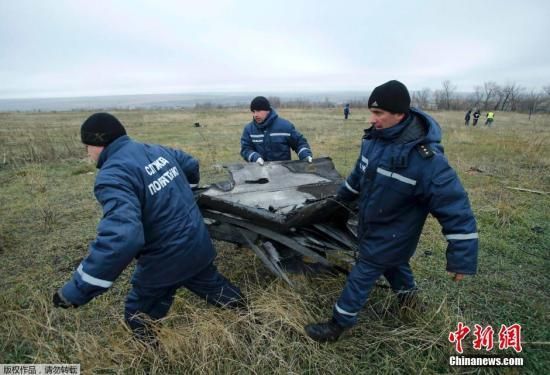 資料圖：當地時間2014年11月16日，烏克蘭頓涅茨克地區，墜毀MH17飛機殘骸收集工作進行中。