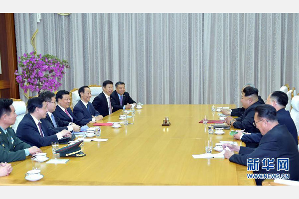10月9日，中共中央政治局常委、中央書記處書記劉云山在平壤百花園迎賓館會見朝鮮勞動黨第一書記金正恩。 新華社記者 李濤 攝 