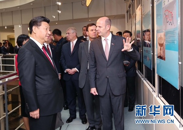 10月22日，國家主席習近平在倫敦參觀國際移動衛(wèi)星公司。新華社記者 姚大偉 攝 