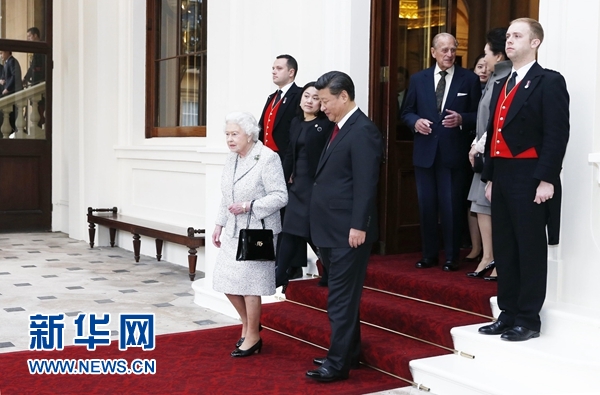 10月22日，國家主席習近平和夫人彭麗媛離開白金漢宮。離開前，英國女王伊麗莎白二世和丈夫菲利普親王專門前來同習近平夫婦親切話別。新華社記者 鞠鵬 攝