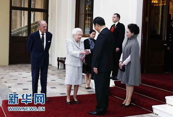 10月22日，國家主席習近平和夫人彭麗媛離開白金漢宮。離開前，英國女王伊麗莎白二世和丈夫菲利普親王專門前來同習近平夫婦親切話別。新華社記者 鞠鵬 攝
