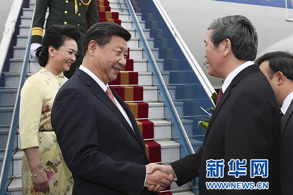 11月5日，中共中央總書記、國家主席習(xí)近平抵達(dá)越南首都河內(nèi)，開始對(duì)越南進(jìn)行國事訪問。這是越南高級(jí)官員到機(jī)場迎接習(xí)近平和夫人彭麗媛。新華社記者蘭紅光攝 