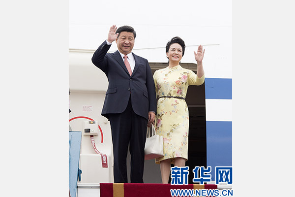 11月5日，中共中央總書記、國家主席習(xí)近平抵達(dá)越南首都河內(nèi)，開始對(duì)越南進(jìn)行國事訪問。這是習(xí)近平和夫人彭麗媛步出艙門向歡迎人群揮手致意。新華社記者 李學(xué)仁 攝