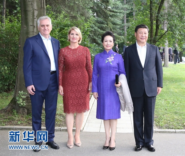 當地時間6月17日，國家主席習近平同塞爾維亞總統尼科利奇在貝爾格萊德舉行會晤。這是習近平和夫人彭麗媛同尼科利奇夫婦在和平別墅合影。新華社記者 丁林 攝