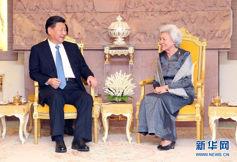 10月13日，國(guó)家主席習(xí)近平在金邊看望柬埔寨太后莫尼列。新華社記者姚大偉攝 