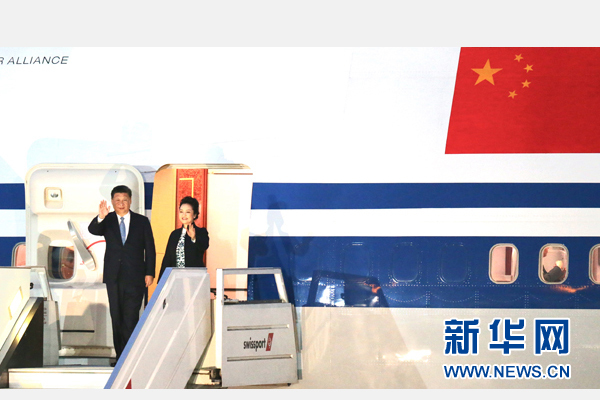 當(dāng)?shù)貢r(shí)間11月18日，國(guó)家主席習(xí)近平抵達(dá)利馬，出席亞太經(jīng)合組織第二十四次領(lǐng)導(dǎo)人非正式會(huì)議并對(duì)秘魯共和國(guó)進(jìn)行國(guó)事訪問(wèn)。習(xí)近平和夫人彭麗媛受到秘魯副總統(tǒng)阿勞斯等熱情迎接。新華社記者 丁林 攝