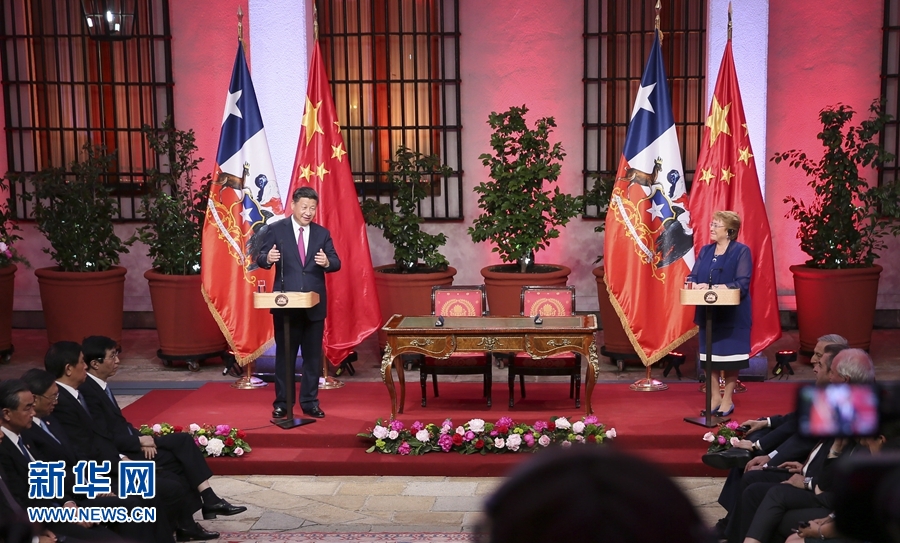 11月22日，國家主席習近平在圣地亞哥同智利總統巴切萊特舉行會談。這是會談后，兩國元首共同會見記者。 新華社記者 蘭紅光 攝