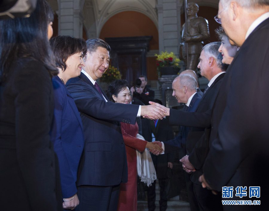 1月15日，國家主席習(xí)近平在伯爾尼出席瑞士聯(lián)邦委員會全體委員集體舉行的迎接儀式并致辭。 新華社記者 謝環(huán)馳 攝