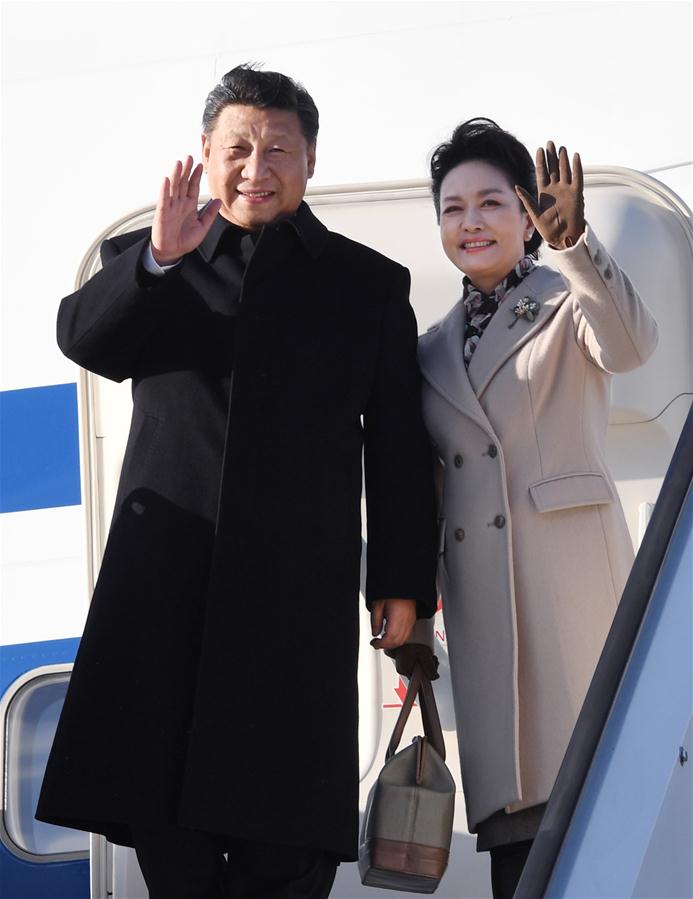 4月4日，國家主席習(xí)近平乘專機(jī)抵達(dá)赫爾辛基，開始對(duì)芬蘭共和國進(jìn)行國事訪問。這是習(xí)近平和夫人彭麗媛步出艙門。 新華社記者 饒愛民 攝 