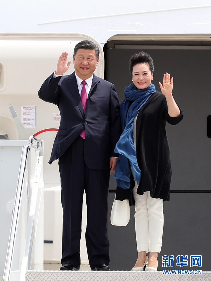 4月6日，國家主席習近平乘專機抵達美國佛羅里達州，將在海湖莊園同美國總統特朗普舉行中美元首會晤。這是習近平和夫人彭麗媛步出機艙。新華社記者 劉衛兵 攝 
