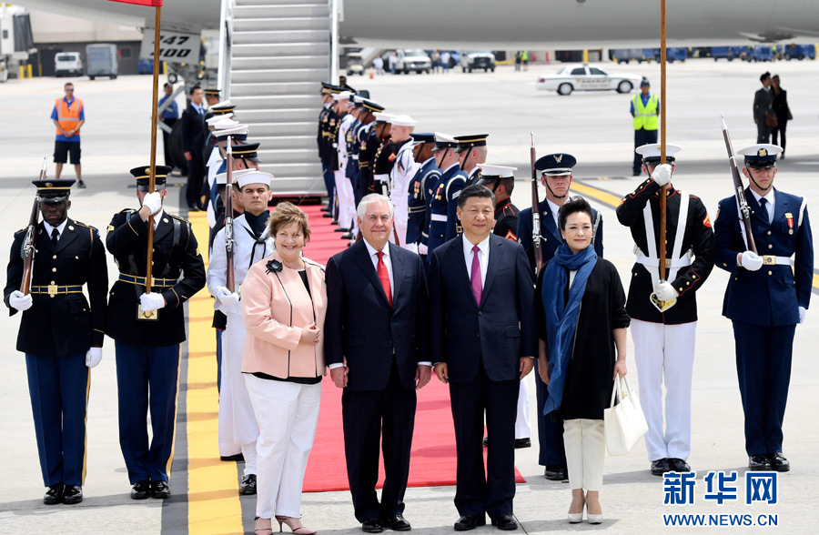 4月6日，國家主席習近平乘專機抵達美國佛羅里達州，將在海湖莊園同美國總統特朗普舉行中美元首會晤。習近平和夫人彭麗媛受到美國國務卿蒂勒森夫婦等熱情迎接。新華社記者 吳曉凌 攝