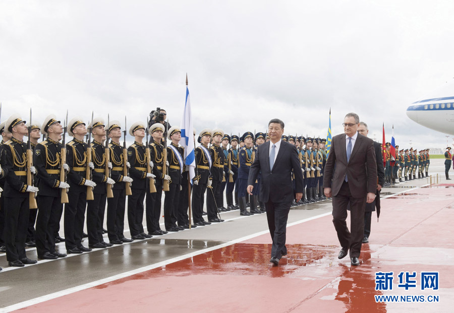 7月3日，國家主席習(xí)近平乘專機(jī)抵達(dá)莫斯科，開始對(duì)俄羅斯聯(lián)邦進(jìn)行國事訪問。這是習(xí)近平出席機(jī)場歡迎儀式。 新華社記者 李學(xué)仁 攝